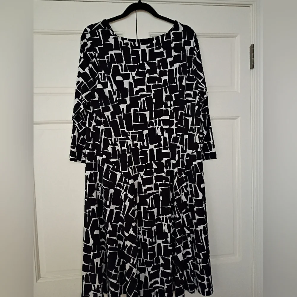 Susan Graver Black and White Abstract Long Sleeve Dress.Pit To Pit 22".New Condi - Picture 3 of 6